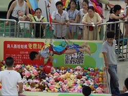 Bukan Mesin, Permainan Capit Boneka Ini Benar-benar Gunakan Manusia