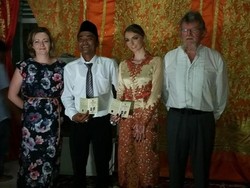 Mengenal Pait, Pria Beruntung yang Menikahi Bule Cantik Asal Inggris