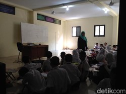 Sudah 70 Tahun Merdeka, Masih Ada Siswa di Jakarta yang Belajar di Musala