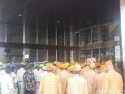 Mensos Khofifah Gerak Jalan Bersama Ribuan Pejuang di Hari Veteran