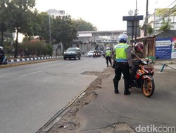 Polisi Berjaga di Warung Buncit, Pemotor Kocar-kacir Keluar Jalur TransJ