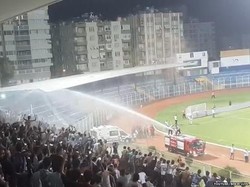 Cegah Heat Stroke, Pemadam Kebakaran Turki Siram Penonton Sepak Bola