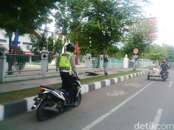Kisah Menarik di Balik Foto Polisi Aceh yang Naik Motor Sambil Berdiri