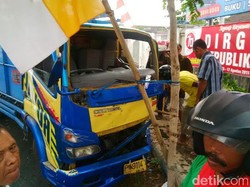 Moncong Dua Truk Bersenggolan, Satu Orang Tewas Terjepit