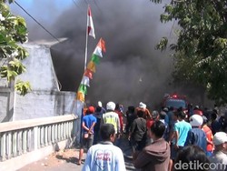 Bengkel Pengecatan Mobil Terbakar, Tiga Mobil Hangus