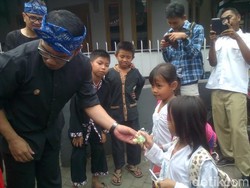 Blusukan, Ridwan Kamil Bekal Wafer dan Baju Ibu-ibu