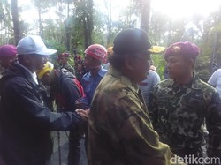 Diisukan Direshuffle, Menko Indroyono Masih Sempat Lepas Pendakian Cartensz di Timika