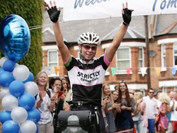 Tom Davies, Remaja Pertama yang Sukses Keliling Dunia dengan Bersepeda