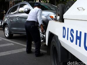 Tak Mau Pisah, Pemilik Mobil Gelantungan Saat Mobilnya Diderek Tak Mau Pisah, Pemilik Mobil Gelantungan Saat Mobilnya Diderek
