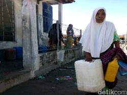 Air Sumur Asin, Begini Repotnya Warga Pidie Mencari Air Bersih