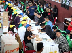 Petugas Damkar yang Sarjana Hukum ini Daftar Go-Jek Demi Bantu Sekolahkan Adik