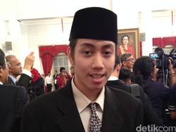 Mendiang Dubes Burhan dan Istri Terima Tanda Kehormatan dari Jokowi