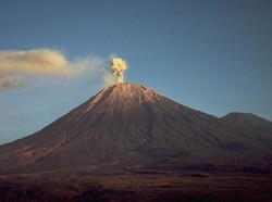 Gunung Semeru Semburkan Awan Panas