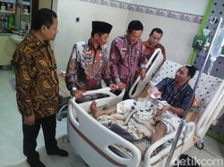 Plh Bupati Lamongan Jenguk Bacabup Korban Pembacokan