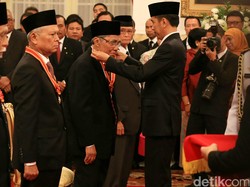 Sang Pelukis Rakyat Itu Dianugerahi Tanda Kehormatan oleh Presiden Jokowi