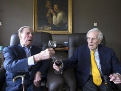 Rahasia Panjang Umur Pria Kembar Berusia 102 Tahun: Minum Wine Tiap Hari