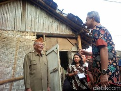 Gubernur Ganjar dan Anak Buahnya Saweran Perbaiki Rumah Veteran Perang