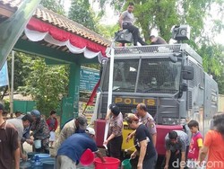 Pakai Water Canon, Polres Tangerang Bantu Salurkan Air Bersih ke Warga Cimone