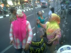 Serunya Peringatan HUT RI di Malioboro, Ibu-Ibu Hingga Turis Ikut Lomba Makan Kerupuk