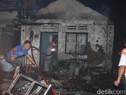 Gara-gara Lilin Jatuh, Satu Rumah di Mojokerto Ludes Terbakar