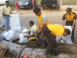 HUT ke-70 RI, Kompaknya Polisi dan Warga Serpong Bersih-bersih Saluran Air