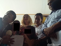 Senyum Bahagia Istri Sambut Bebasnya 2 Guru JIS di LP Cipinang