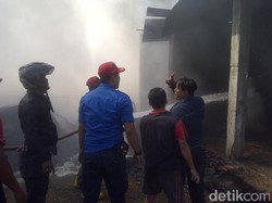 Sebuah Gudang di By Pass Mojokerto Terbakar