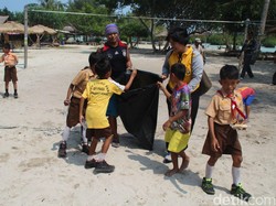 Jelang HUT RI ke-70, Pantai Perawan di Kepulauan Seribu Dibersihkan
