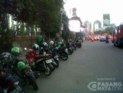 Bang Go-Jek, Tolong Dong Kalau Parkir di Tempat yang Benar Jangan Di Sini!