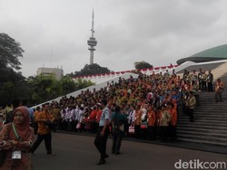 Sebelum Sidang Tahunan, Ratusan Peserta Asyik Berfoto di Gedung Kura-kura