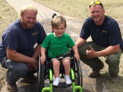 Terduduk di Kursi Roda Seumur Hidup, Bocah Ini Dibuatkan Jalan Sendiri