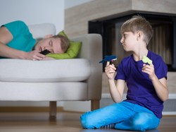 Terlalu Dikekang Saat Bicara Bisa Picu Anak Gagap? Ini Kata Psikolog