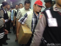 Selesai Geledah Kantor DPRD Sumut, KPK Bawa 7 Kardus dan 2 Koper