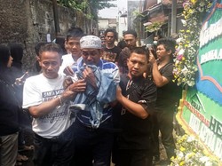 Tangis Sambut Jenazah Dania, Pendaki Perempuan yang Tewas di Lereng Mahameru