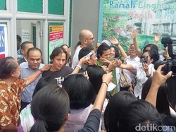 Dibebaskan dari Rutan Cipinang, 2 Guru JIS Dipeluk Istri