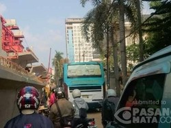 Bus Nyangkut di Jalan Dekat Proyek Fly Over Permata Hijau, Lalin Macet Parah