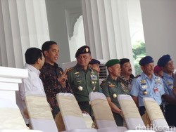 Ikut Gladi Bersih Upacara Kemerdekaan, Jokowi dan Setya Novanto Asyik Ngobrol