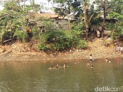 Melihat Riangnya Anak-anak Mandi di Kali Ciliwung Markas Kopassus