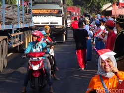 Pakai Busana Adat, Siswa SMAN Probolinggo Bagi-bagi Bendera ke Pengendara