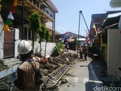 Tiang dan Gardu PLN Ambruk Timpa Rumah Kos