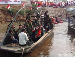 Hadiri Pesta Rakyat Ciliwung, Pangdam Jaya Sapa Warga Naik Airboat