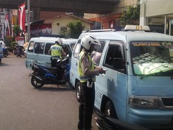 Angkot dan Bajaj Bandel yang Ngetem Seenaknya di Taman Sari ini Ditilang