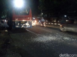 Metromini 75 Tabrak Mobil Saat Terobos Lampu Merah di Pejaten