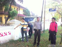Mengecat Tembok dengan Gambar Palu Arit, 2 Mahasiswa Unej Diamankan