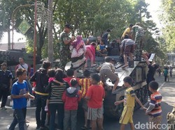 HUT ke 70 RI di Sidoarjo, Warga Bisa Naik Tank Leopard