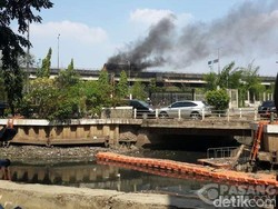 Ada Bus Terbakar di Tol Cempaka Putih, Arus Lalin ke Tanjung Priok Padat
