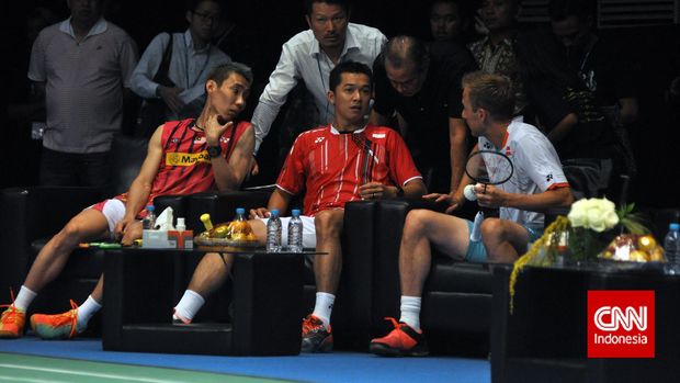 Taufik Hidayat Taufik Hidayat bersama Lee Chong Wei dan Peter Gade di acara Yonex The Legends' Vision
