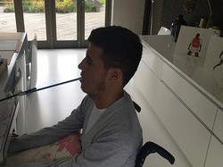 Inspiratif! Meski Lumpuh, Henry Bisa Bikin Lukisan dengan Mulutnya