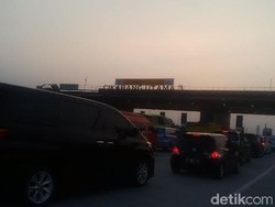 Tol Cikampek Arah ke Jakarta Macet 1 Km di GT Cikarang