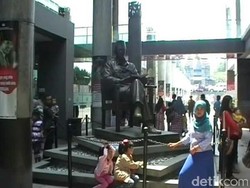 Pengunjung Jejali Perpustakaan Bung Karno di Blitar